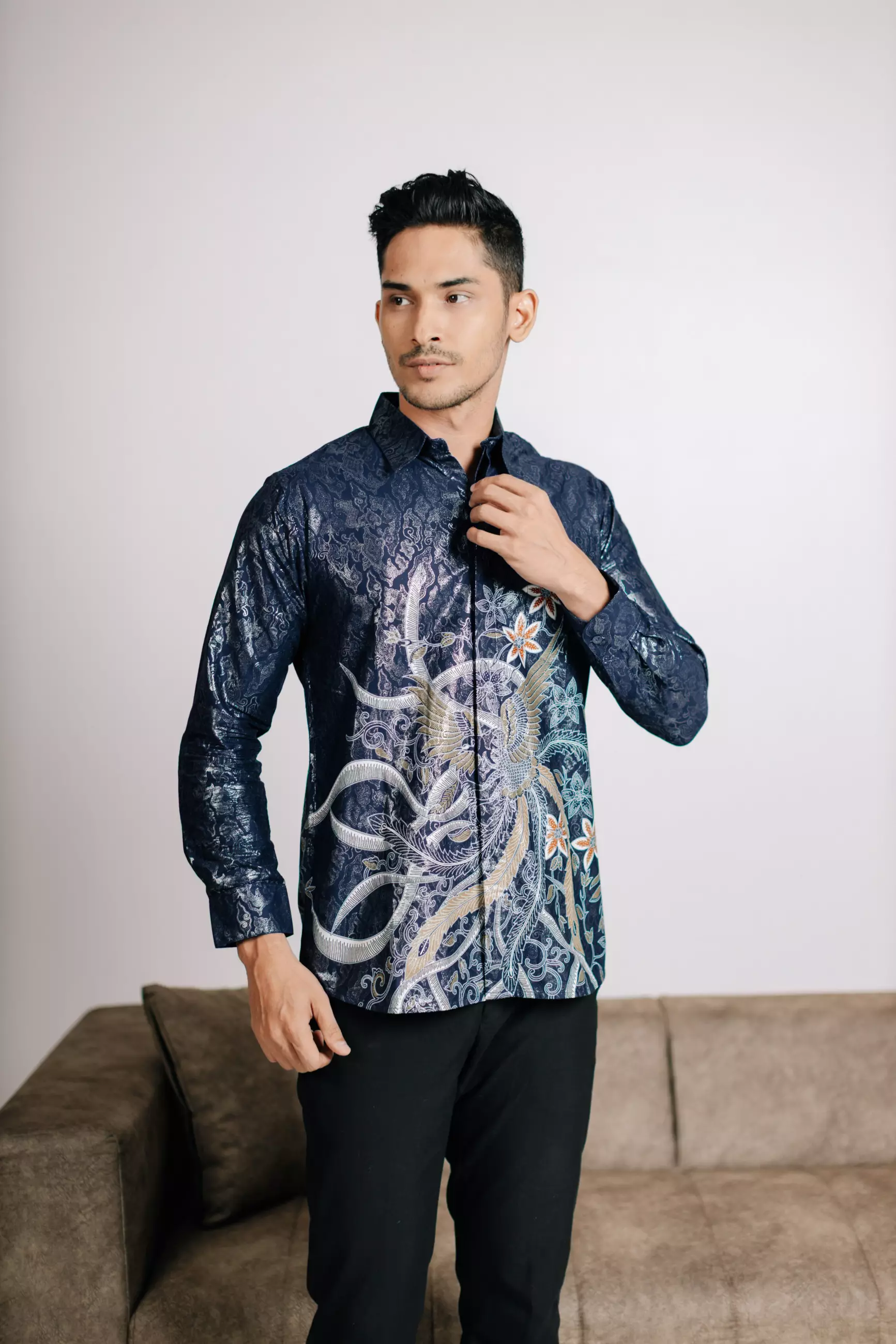 Adyatma Naratama Navy Blue Kemeja Batik Slim Fit Pria Lengan Panjang Katun Foil