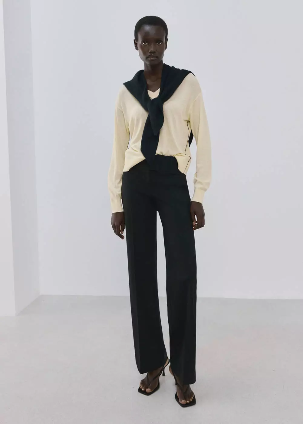 Sweater V-neck dengan trim kontras