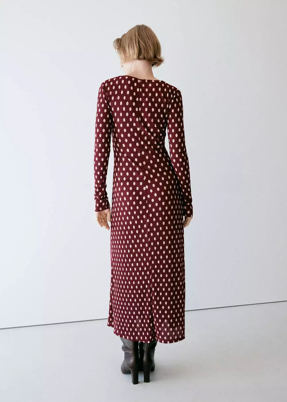 Gaun berkerah V motif polkadot