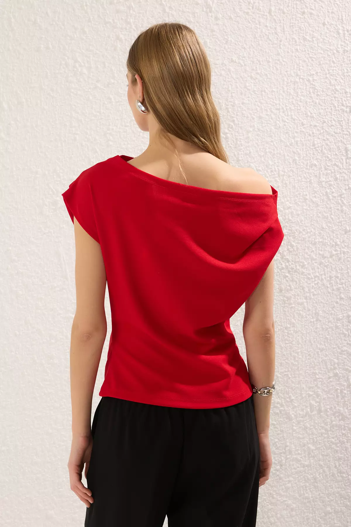 Red Gathered/Draped Detailed Flowy Asymmetric Collar Knitted Blouse TWOSS25BZ00024