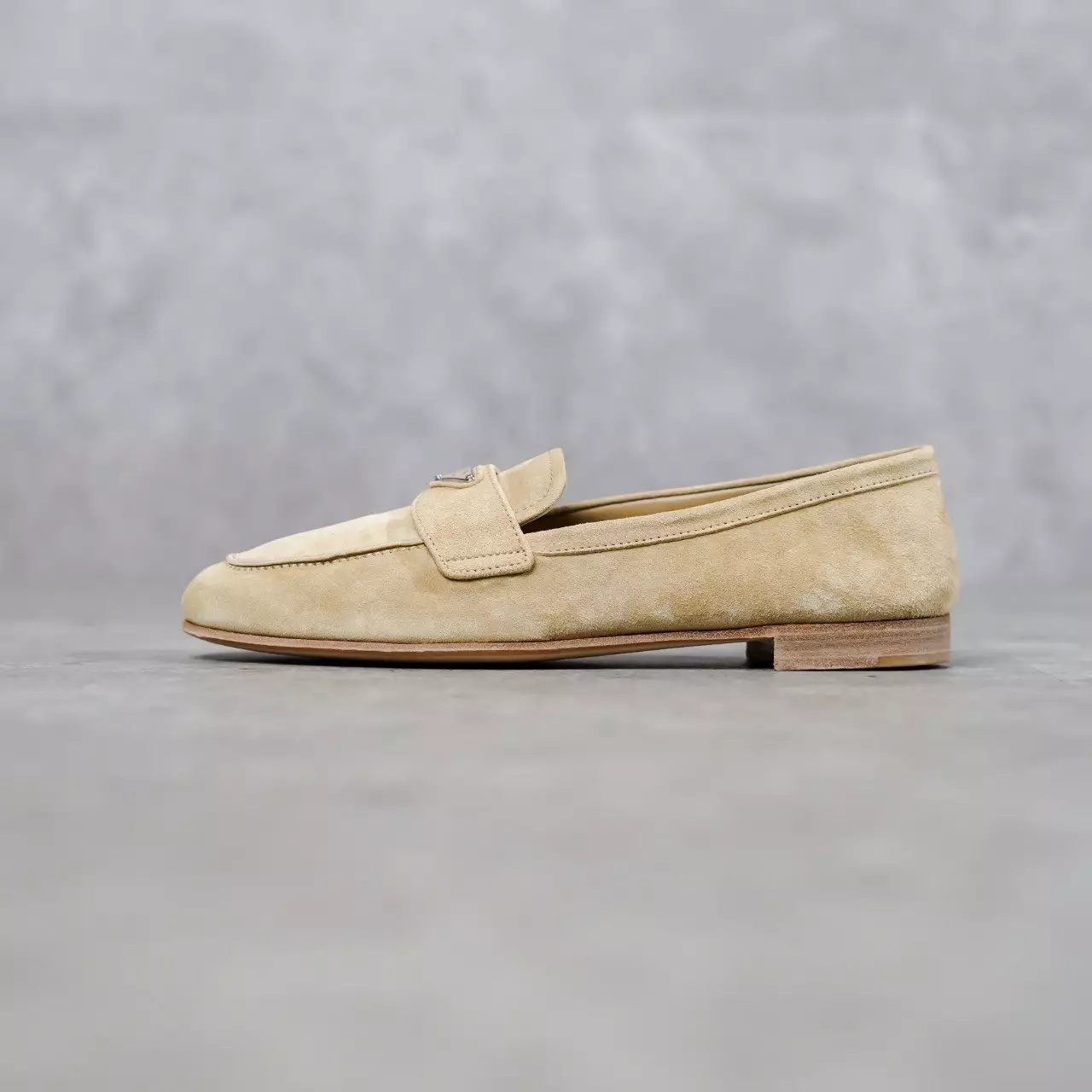 Sepatu PRADA TRIANGLE SUEDE ECRU BEIGE LOAFERS 100% ORIGINAL