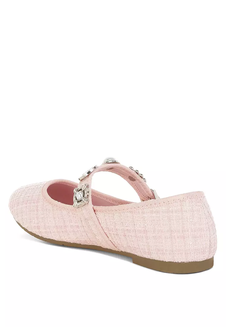 Sepatu Mary Jane dari Tweed yang Dihiasi dengan Pesona Warna Pink