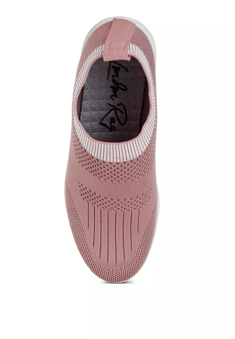 Sepatu kets jalan kaki Flyknit berwarna merah muda