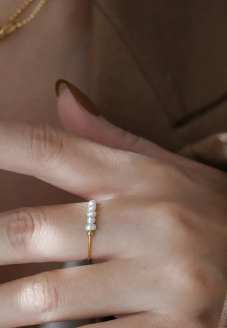 Perlettes Mini Uneven Pearl Pendant Band Ring in Gold