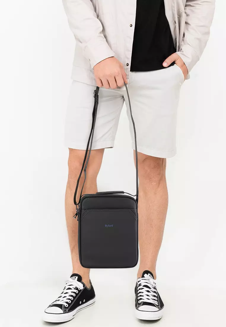 Tas Selempang Pinggang Dengan Desain Dark Tone Untuk Urban Masculine Look