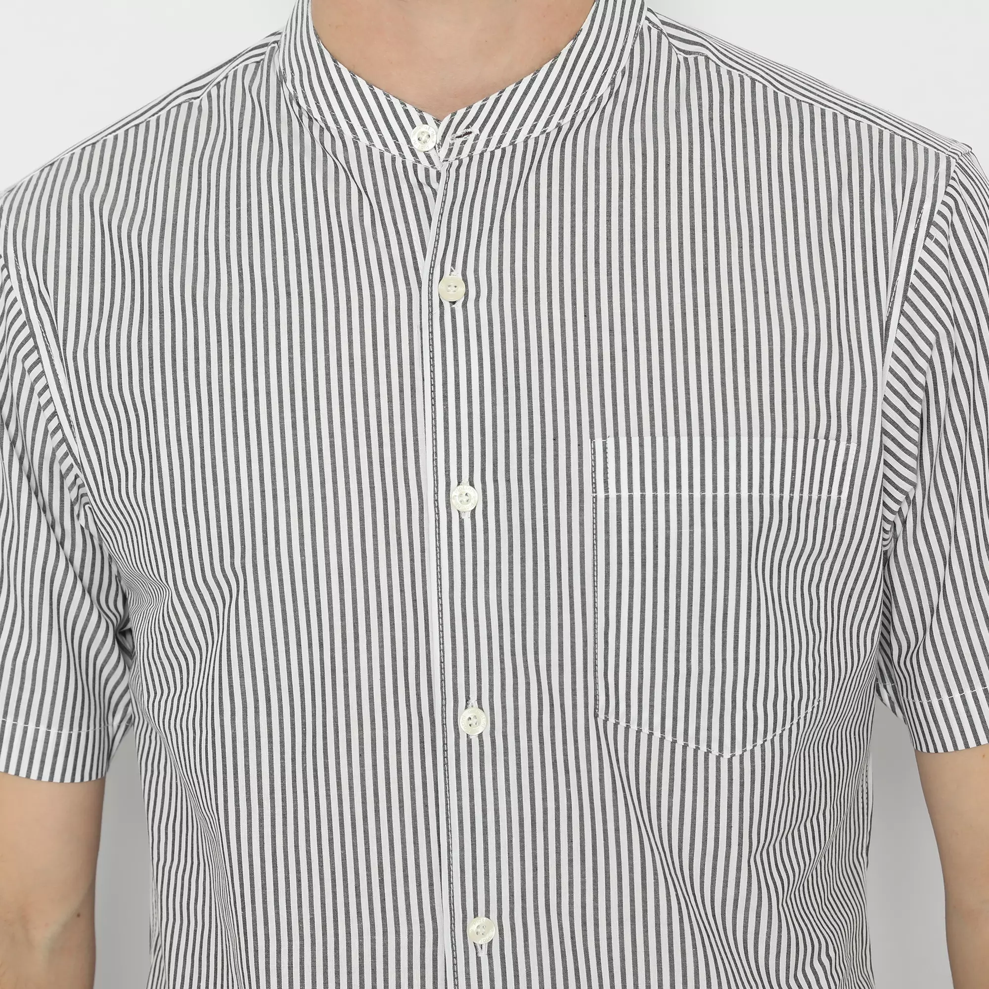 Platini Kemeja Pria Lengan Pendek Salur Katun Putih Abu 931074