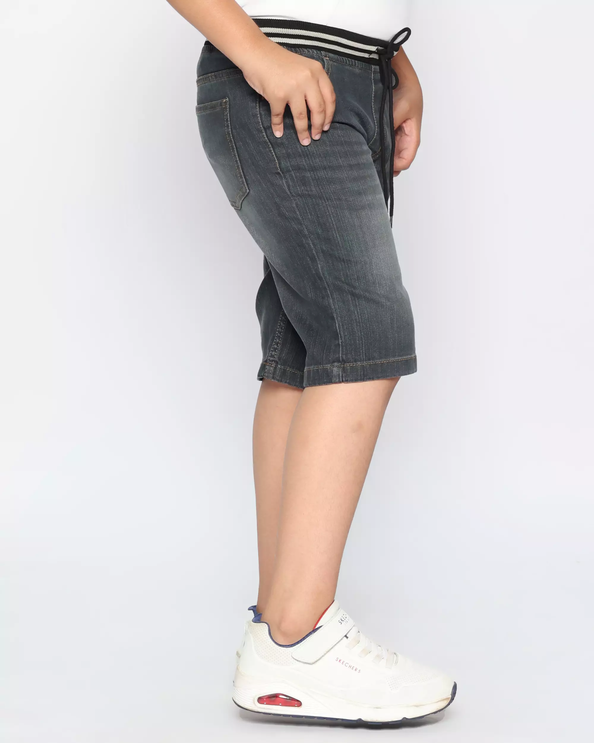 Celana Pendek Anak Laki Jeans Rib Gray With Model - FORTUNES