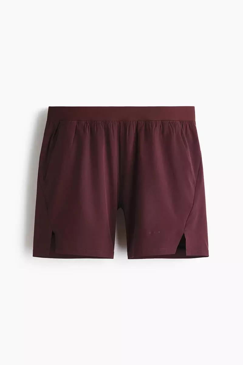 Mid-length sports shorts with DryMove™