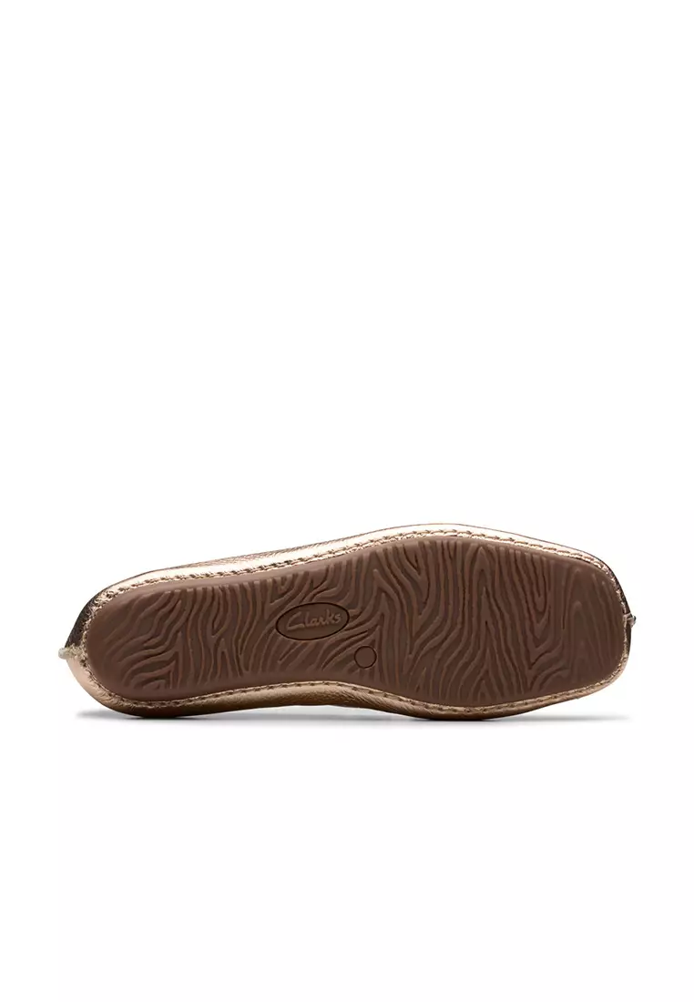 Clarks ブラウン Ice 新品未使用24センチ CLARKS: レザー ワラビー 24FW（モカシン/デッキシューズ