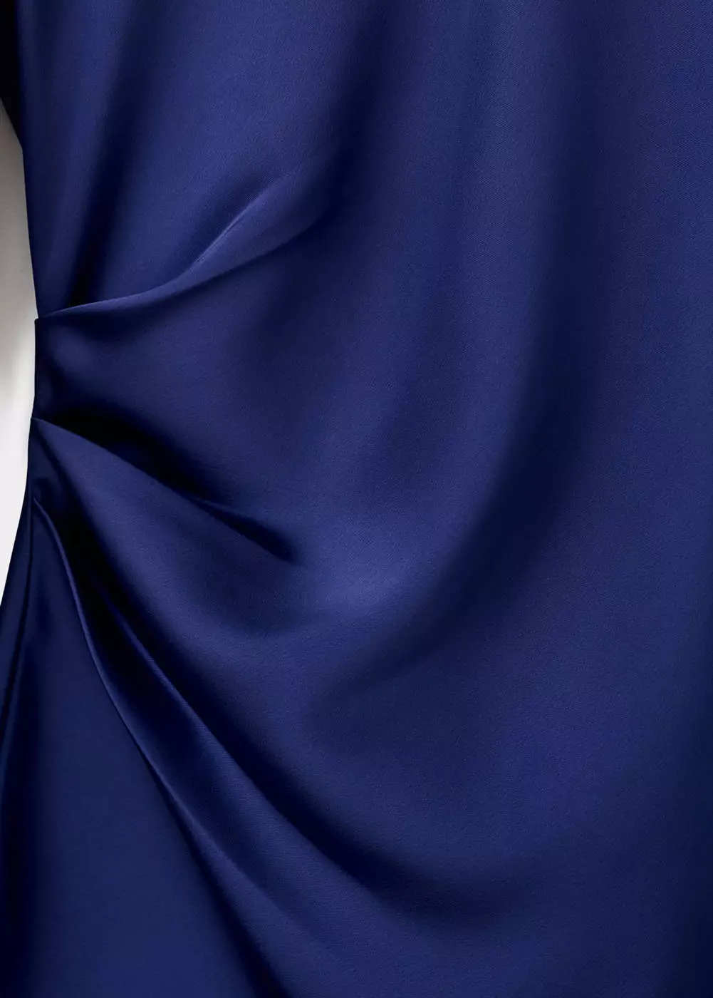 Gaun satin dengan detail kerut