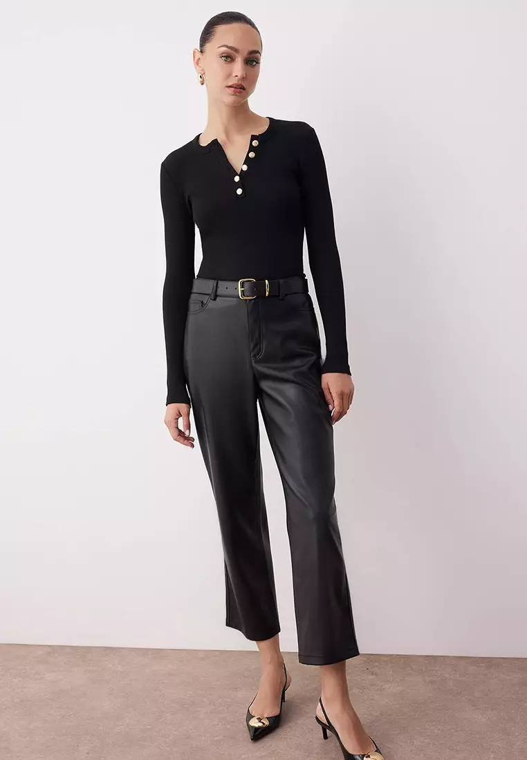 Black Crew Neck Buttoned Fitted/Fits The Body Flexible Ribbed Knitted Blouse
