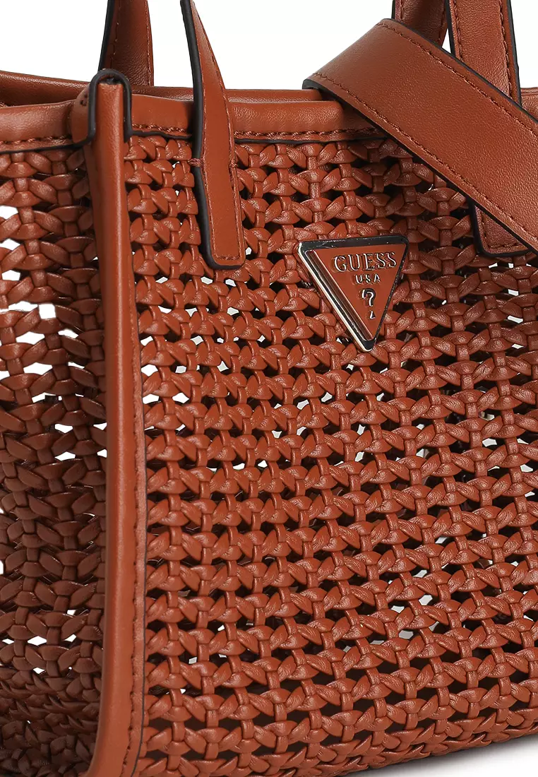 【GUESS】★BRIGITTA かご TOTE BAG ★韓国人気★ポーチ付き★ Brigitta Woven Mini Tote | GUESS