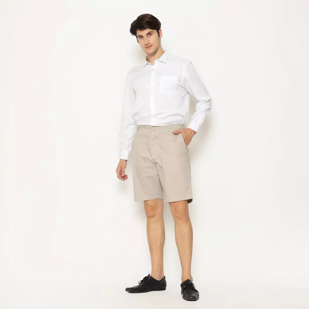 Schoeller Celana Pendek Chino Pria Slim Fit – Warna Light Beige Katun Stretch Premium