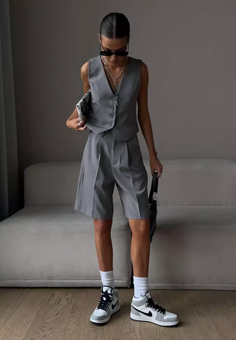 Summer retro fashion V-neck single-breasted vest + straight suit shorts suit K052701GY