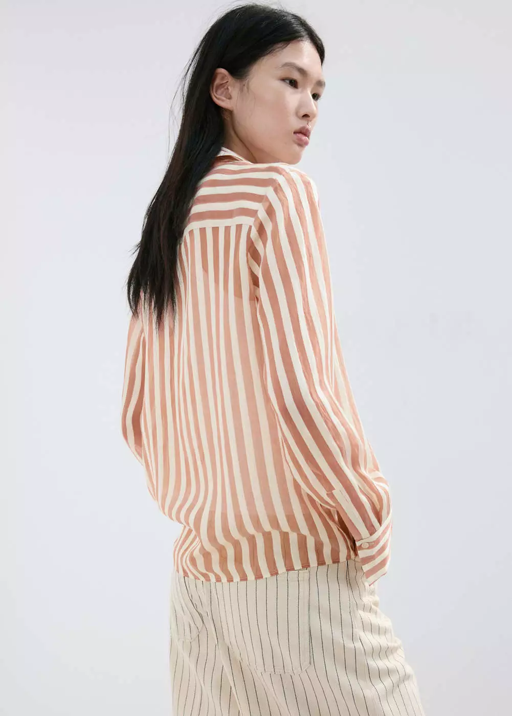 Kemeja lyocell salur semitransparan