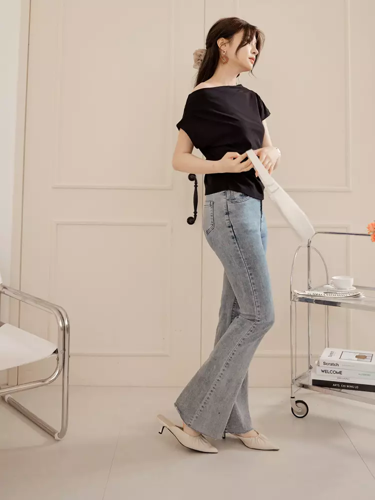 素色斜肩一字領褶皺收腰短版上衣《AB19561》