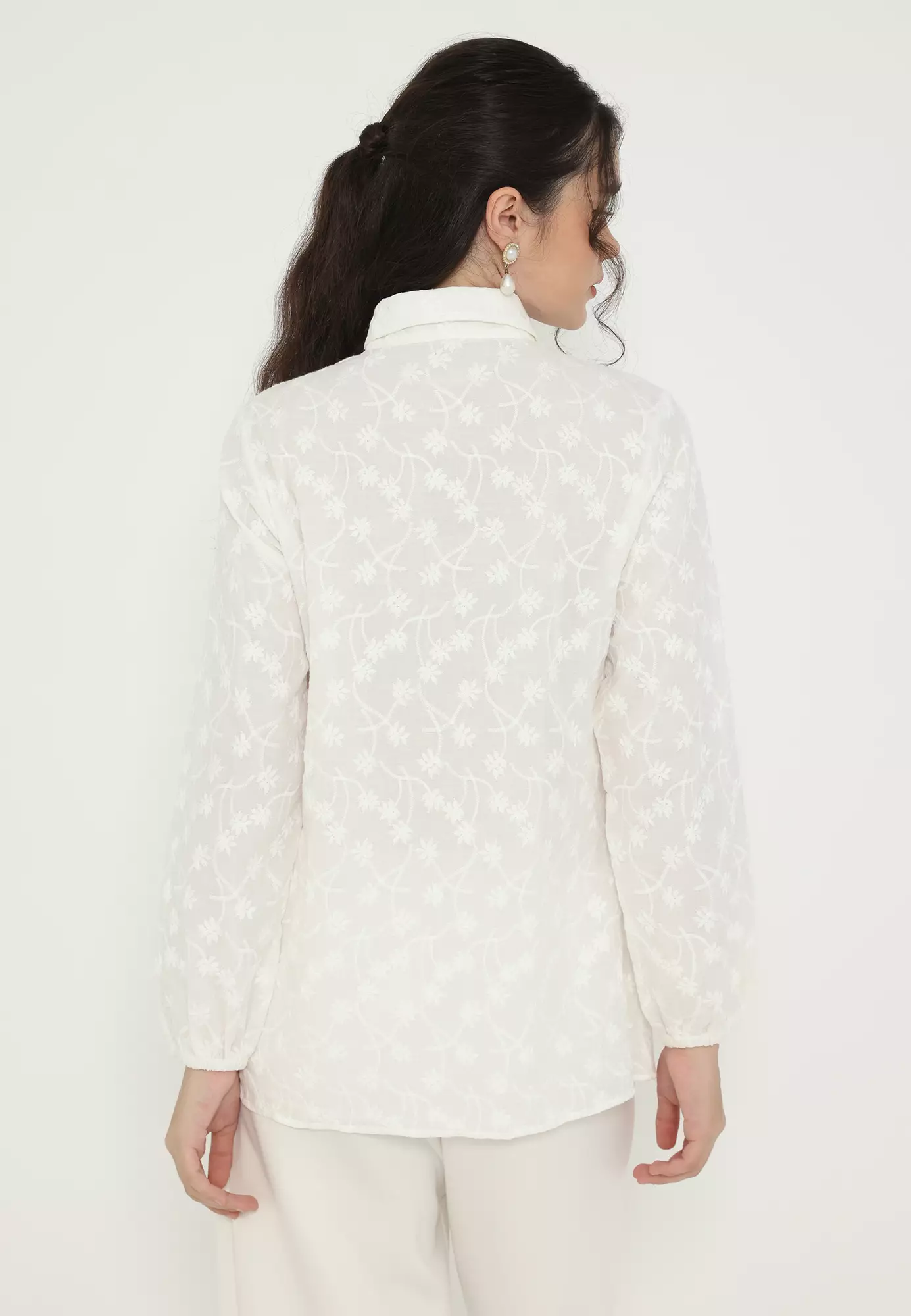 White Daisy Embroidered Shirt In Broken White By Brilliant Girl Warna PUTIH