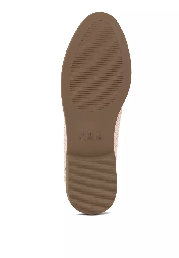 Nude Low Block Loafers Adorned with Golden Chain