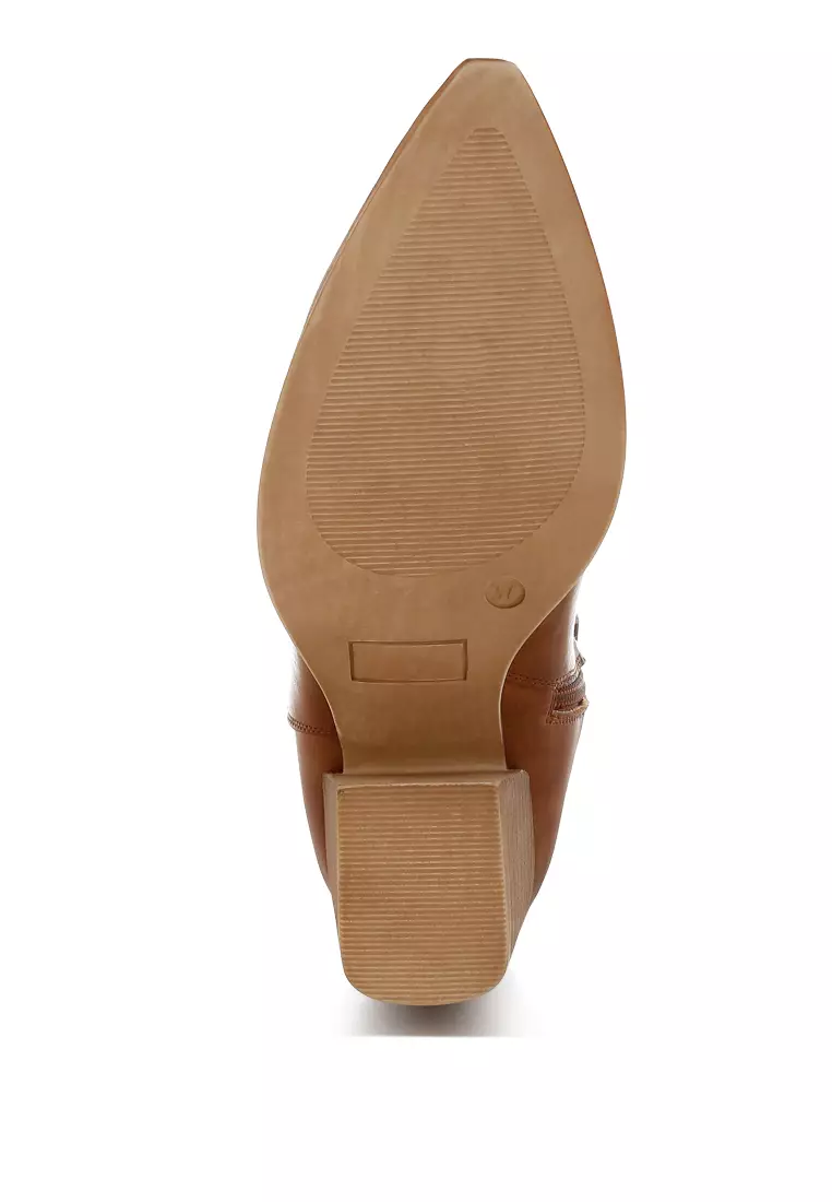 Sepatu bot koboi dari bahan rafia dan kulit imitasi berwarna cokelat