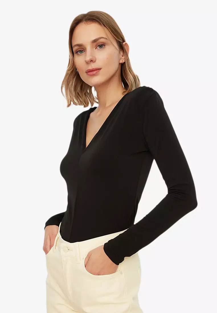Padded shoulder long sleeve discount top