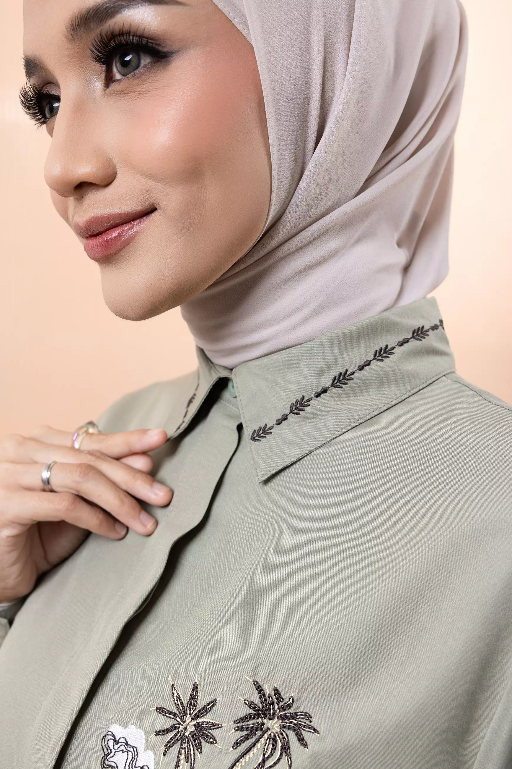 ZM Zaskia Mecca - Kalyna Green Blouse Kemeja Muslim Wanita - Romansa Khatulistiwa - Edisi Bunga Wijayakusuma