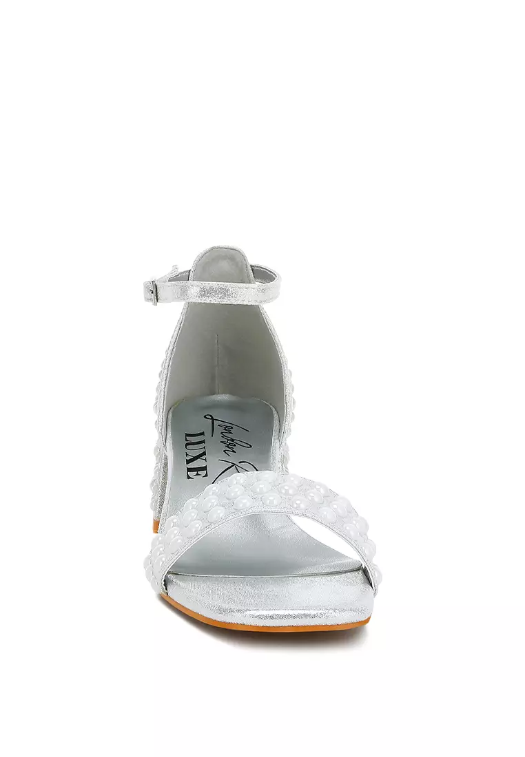 Sandal Berkilau Berhiasan Berlian Imitasi dalam Warna Perak