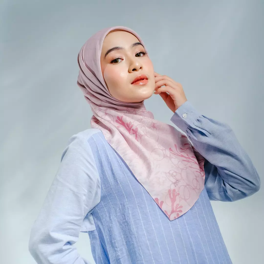 KARIBIA Sand - Kerudung Hijab Segiempat Motif With Pouch Ziplock - Bahan Poly Fine - Ukuran 110x110