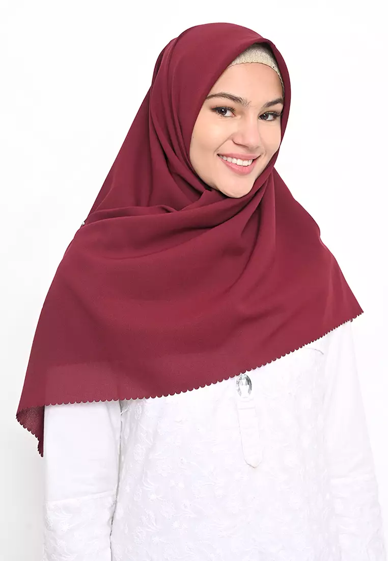 Hijab Segi 4 Lasercut Diamond Maroon