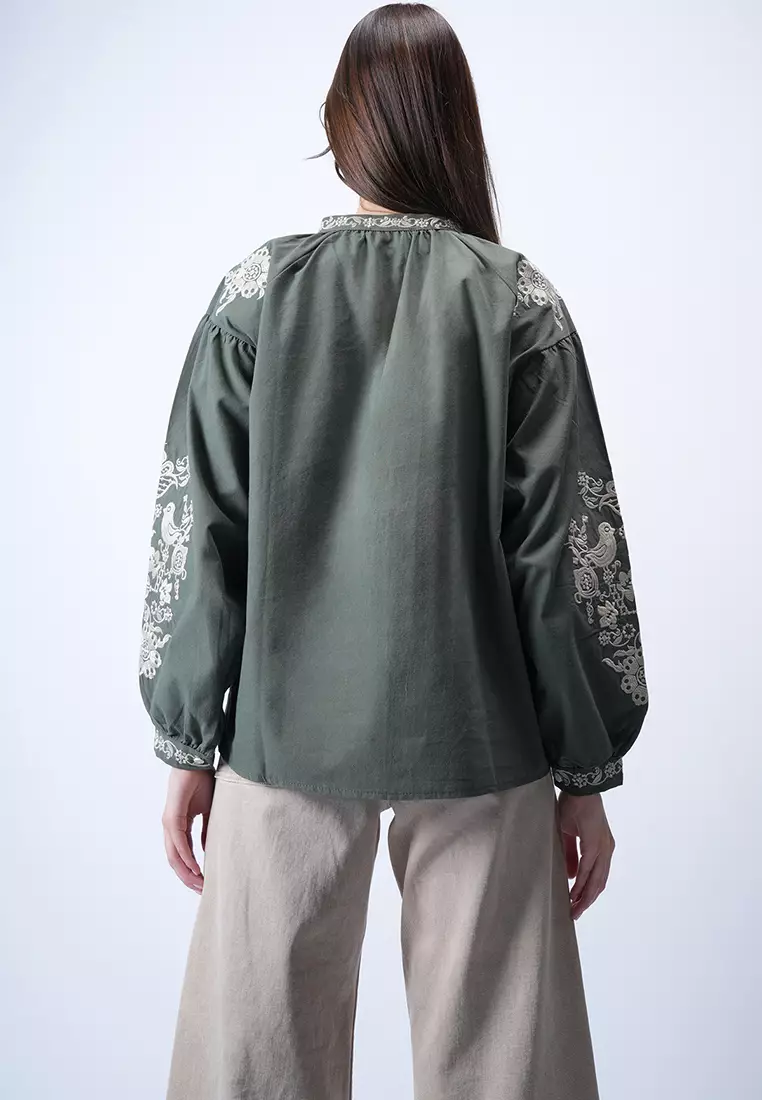 Judge Collar Tie-Down Embroidered Blouse