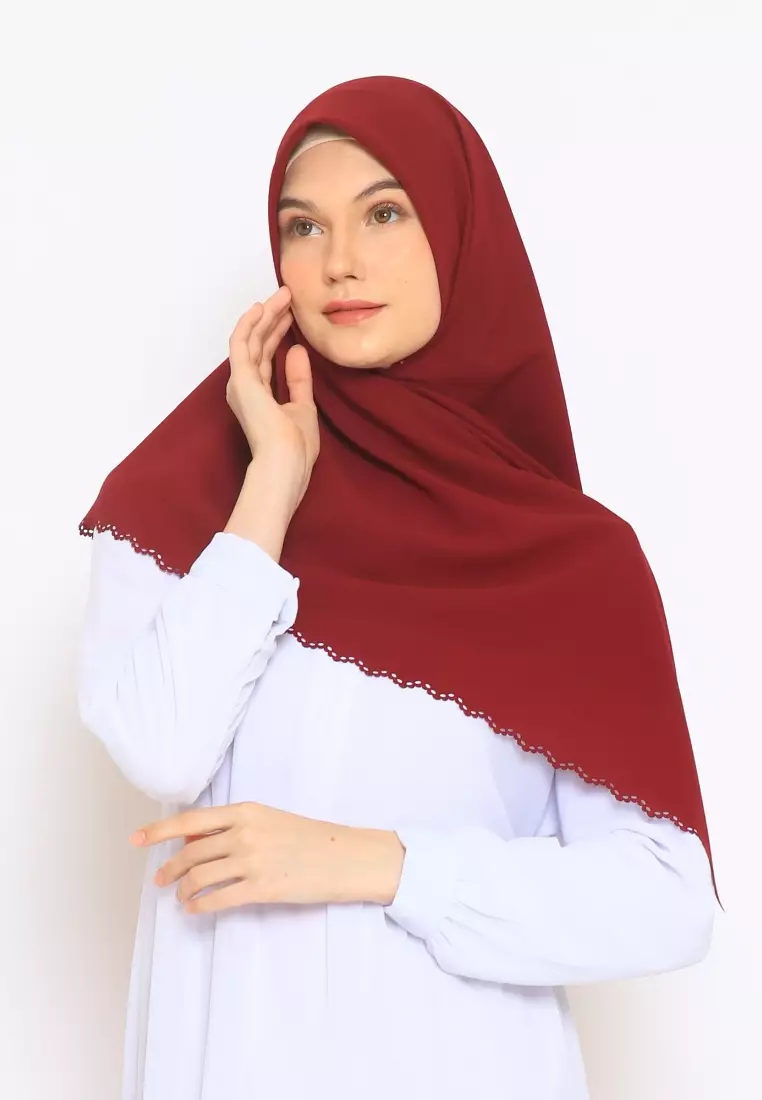 Hijab Segi Empat Lasercut Curly Maroon
