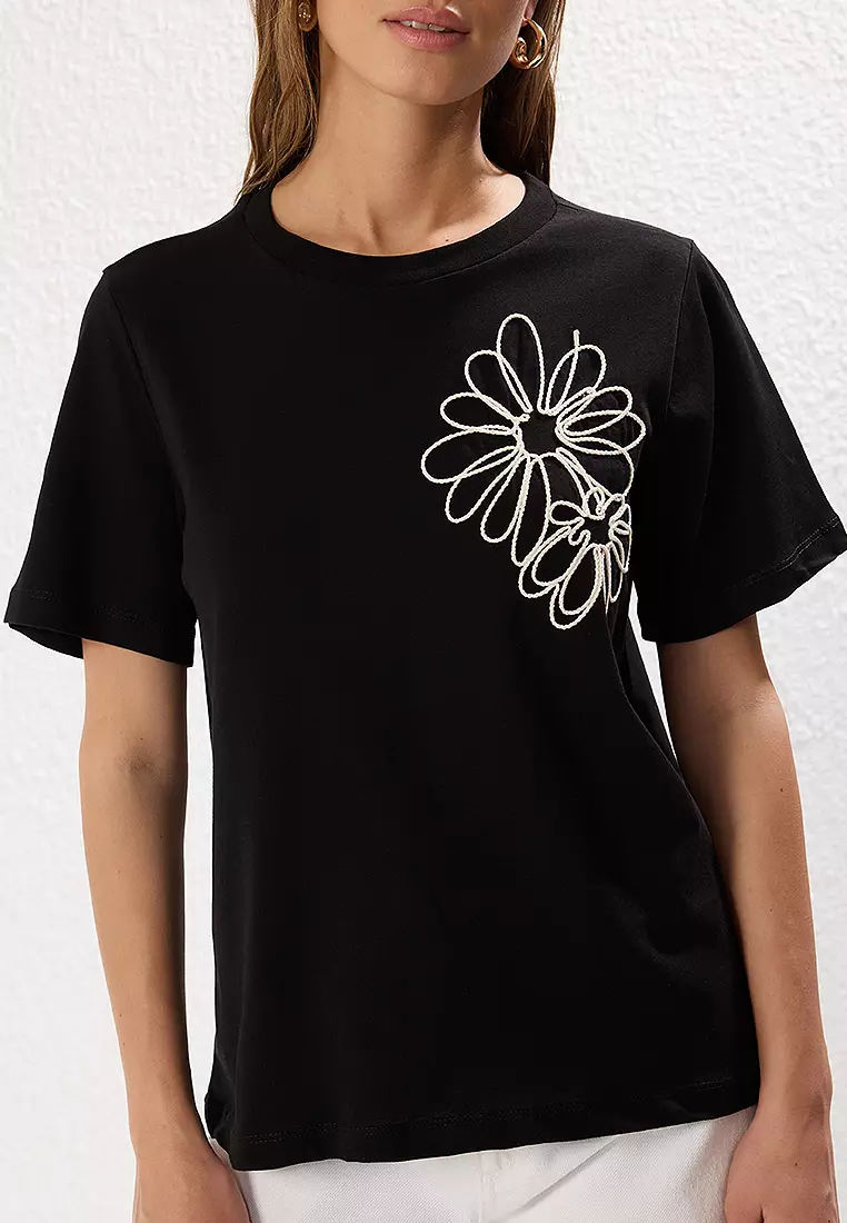 Black Regular/Normal Pattern Flower Embroidered Knitted T-Shirt