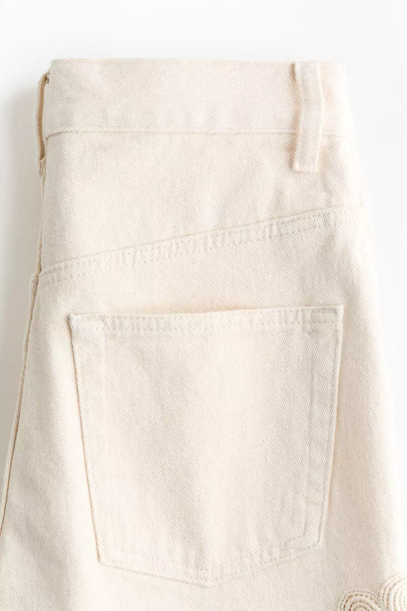 Crochet look-detail jeans