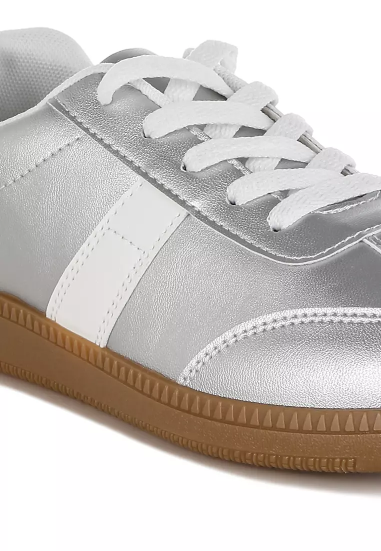 Sepatu Kets Metalik Bertali Warna Silver