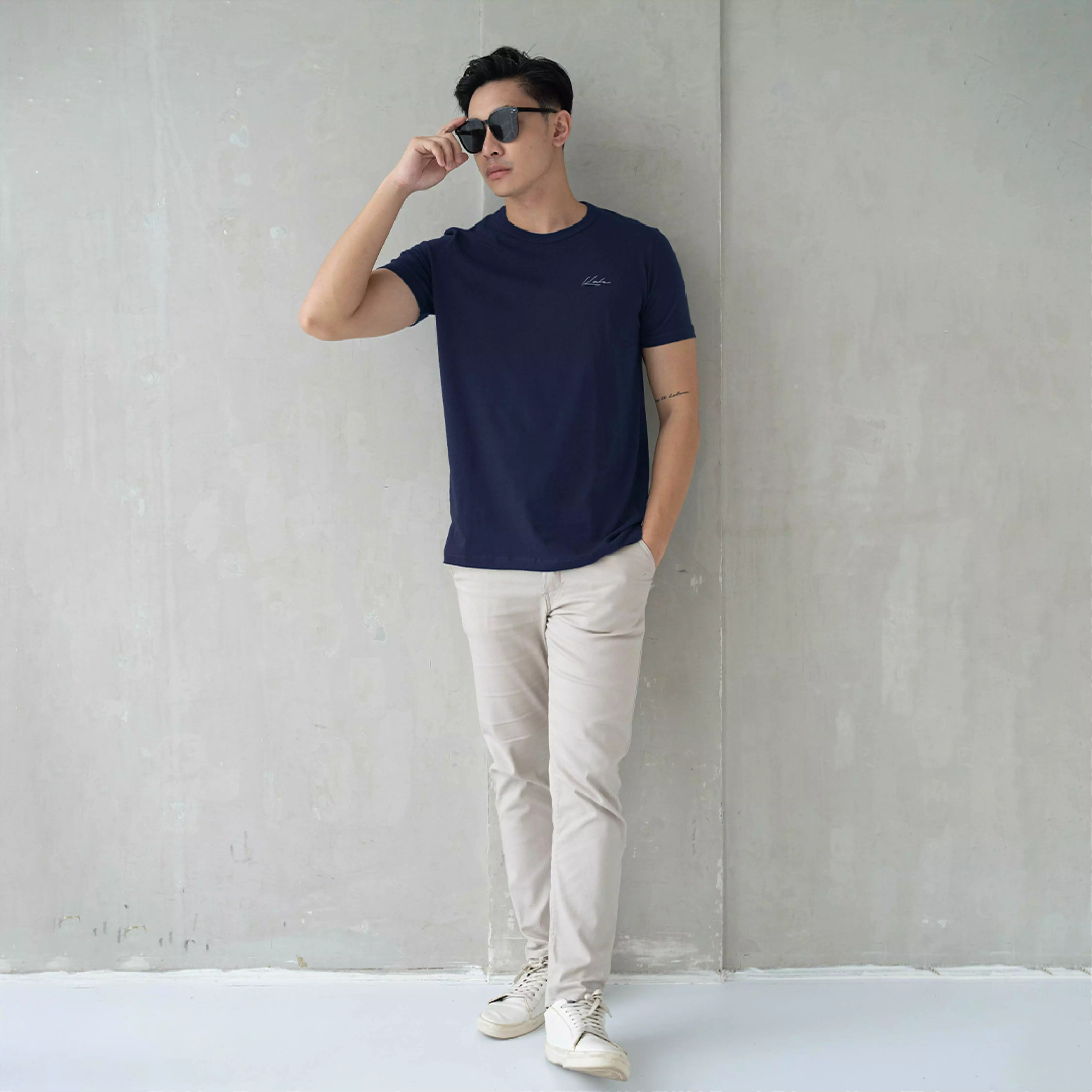 Kale Axelo Navy / Kaos Lengan Pendek Pria \/ Kaos Unisex