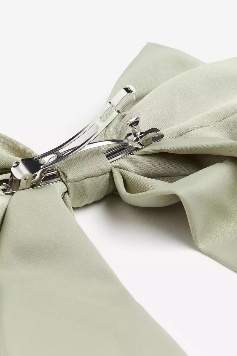 Bow-decorated hair clip