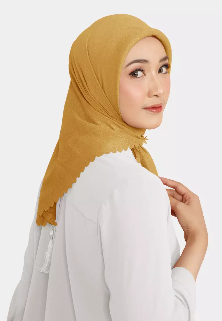 Cotton Bee - Hijab Segiempat Rayyansa Tassel Emboss Lasercut 