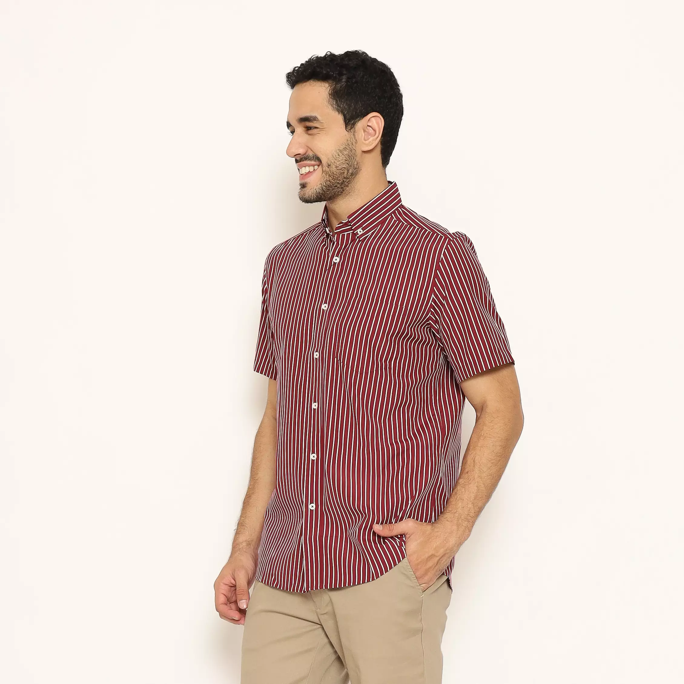 Schoeller Kemeja Pria Lengan Pendek Slim Fit Motif Garis Warna Maroon –Tiago