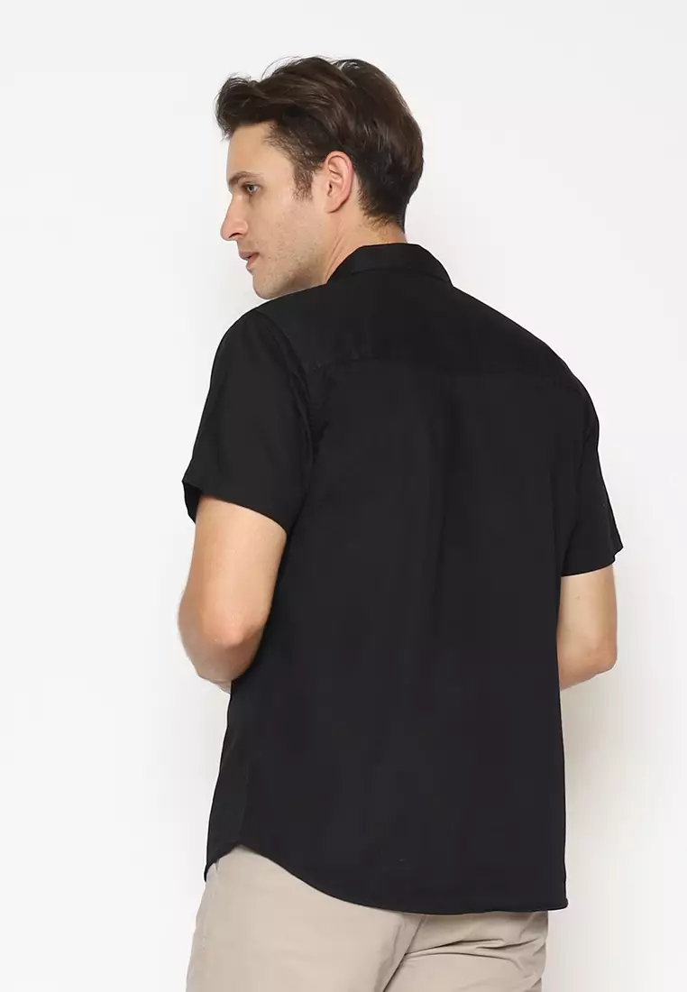 POLICE Kemeja Polos Cotton Twill Kantong Dua Black Regular Fit Pria