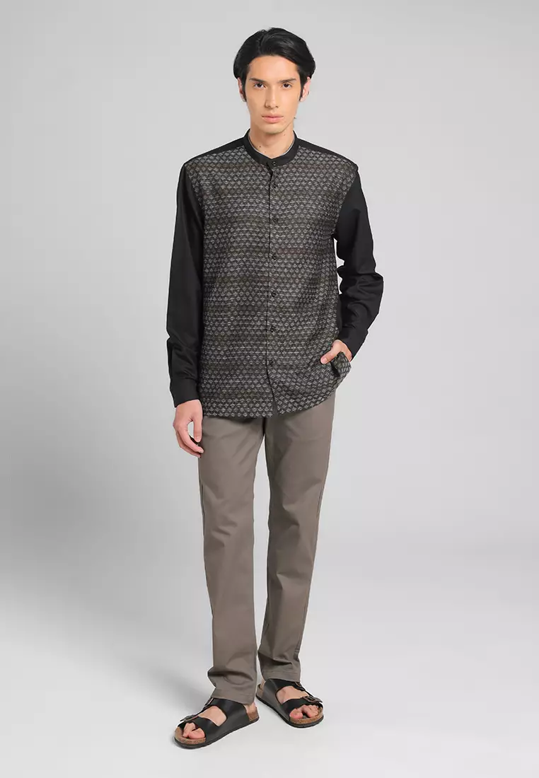 MANZONE X Adipati Dolken - Kemeja Koko Lengan Panjang Pria Bora Comfort Fit - Black Warna Black