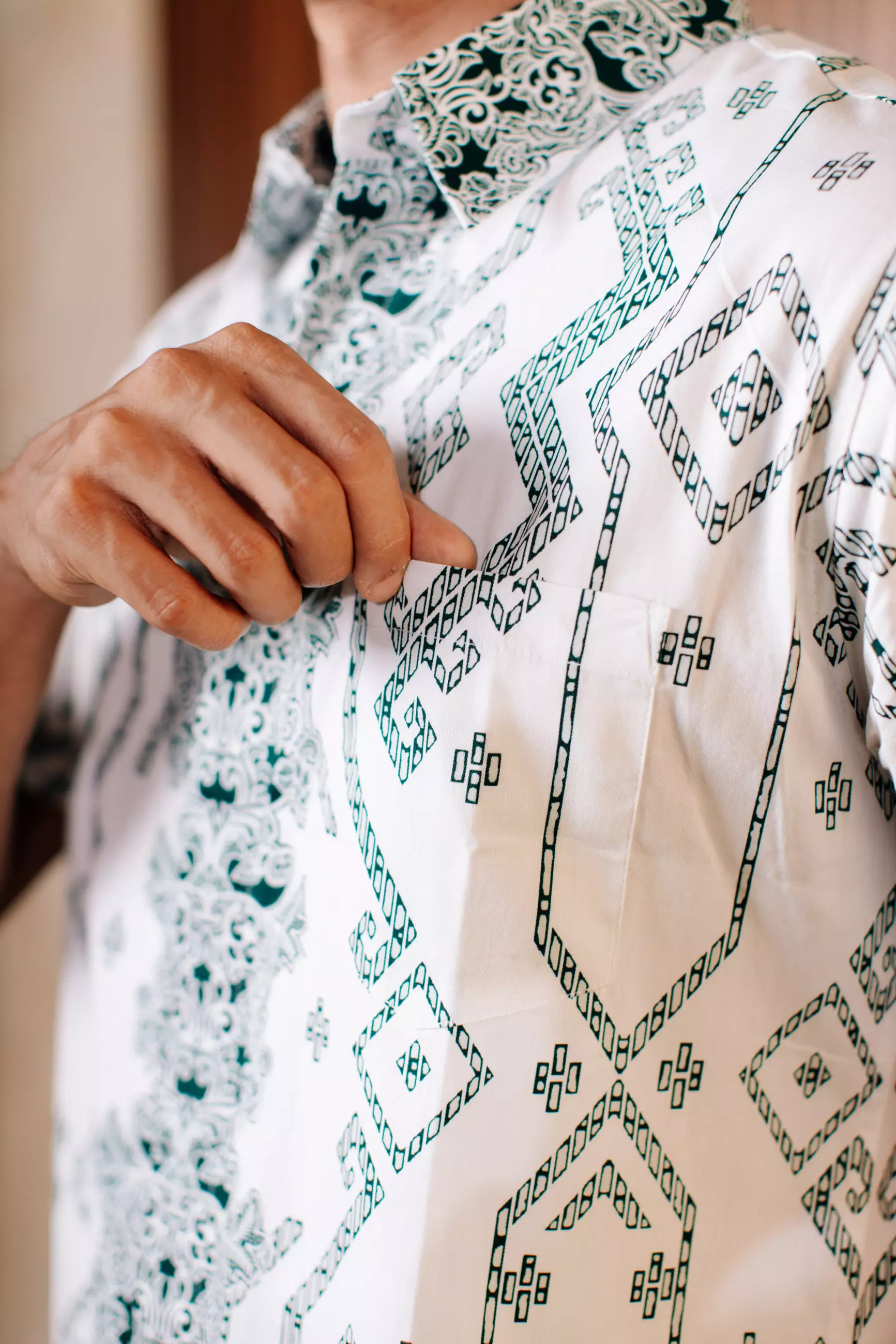 Adyatma Renjana Green White Putih Kemeja Batik Slim Fit Pria Lengan Pendek Katun