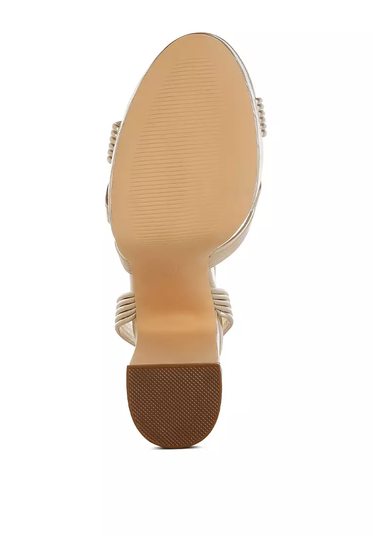 Sandal Hak Metalik dengan Tali Pergelangan Kaki Warna Emas