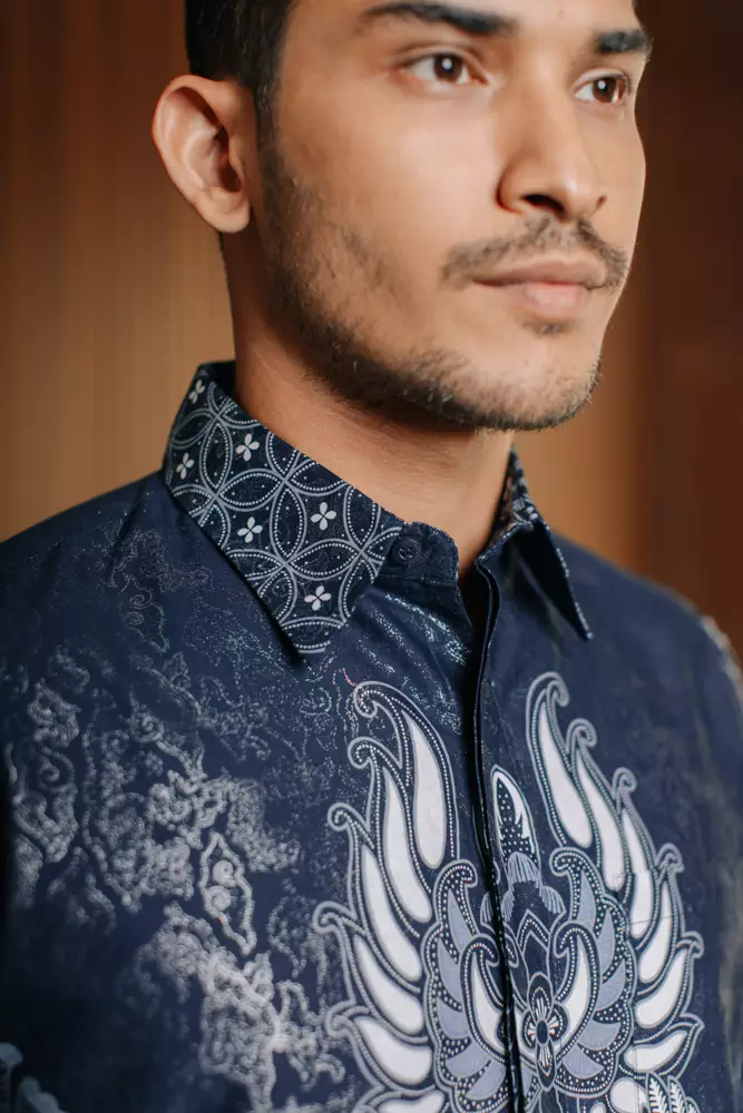 Gantari Navy Blue Kemeja Batik Pria Furing Regular Fit Lengan Panjang Katun Foil