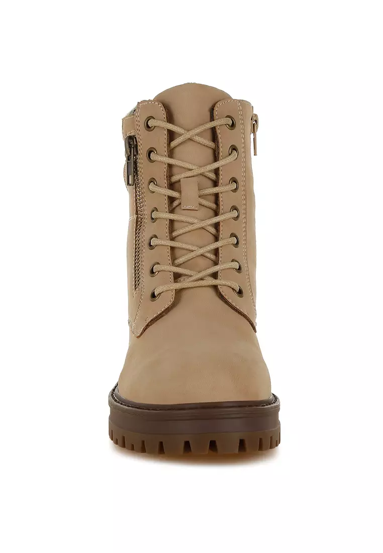 Sepatu bot pendaki dengan kerah rajutan dan ritsleting warna krem