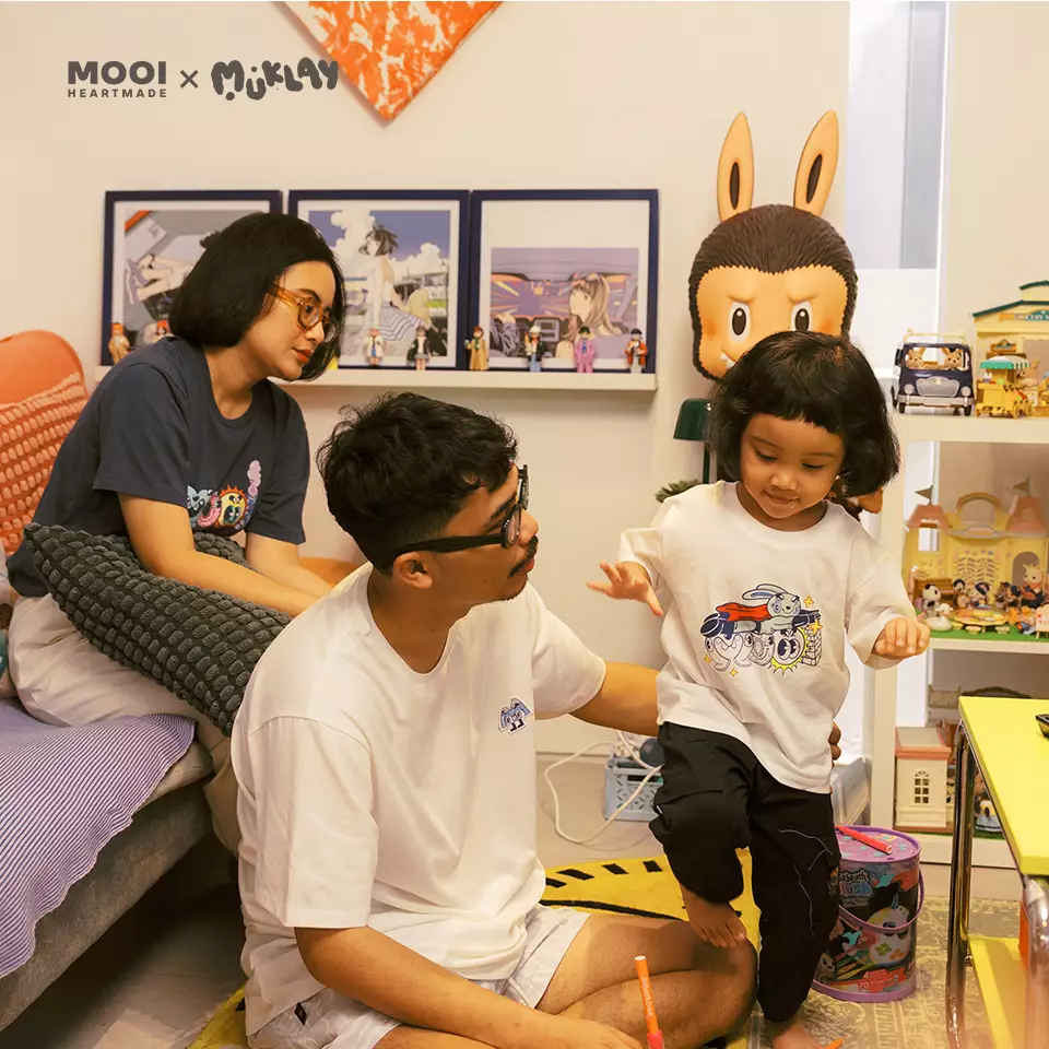 Mooi X Muklay Kaos Dewasa Unisex Graphic Tee Adult - Navy