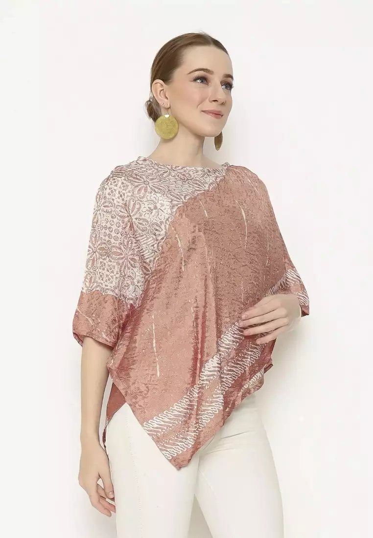 Rinjanie Batik - Motif Batik Kontemporer - Blouse Zigzag Caramel - Batik Kantor Modern - Blouse Batik Wanita Warna Pastel - Blouse Batik Modern Asymmetric - Batik Cap Mix - MAHG - CR