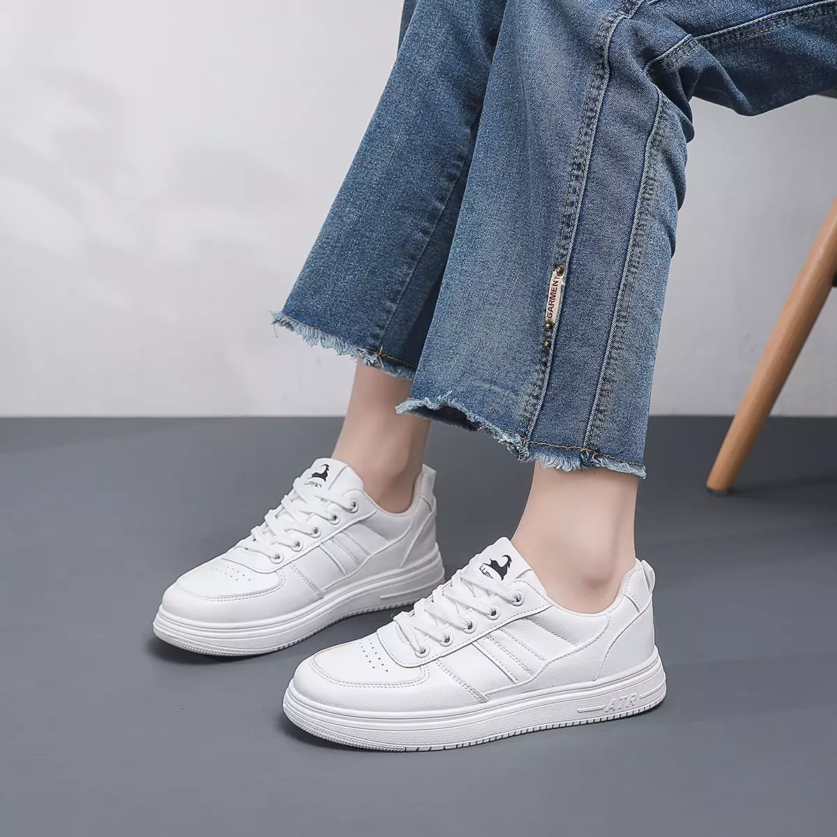 Sepatu Putih Wanita Bertali Casual Kerja Kampus Sneakers WL2410