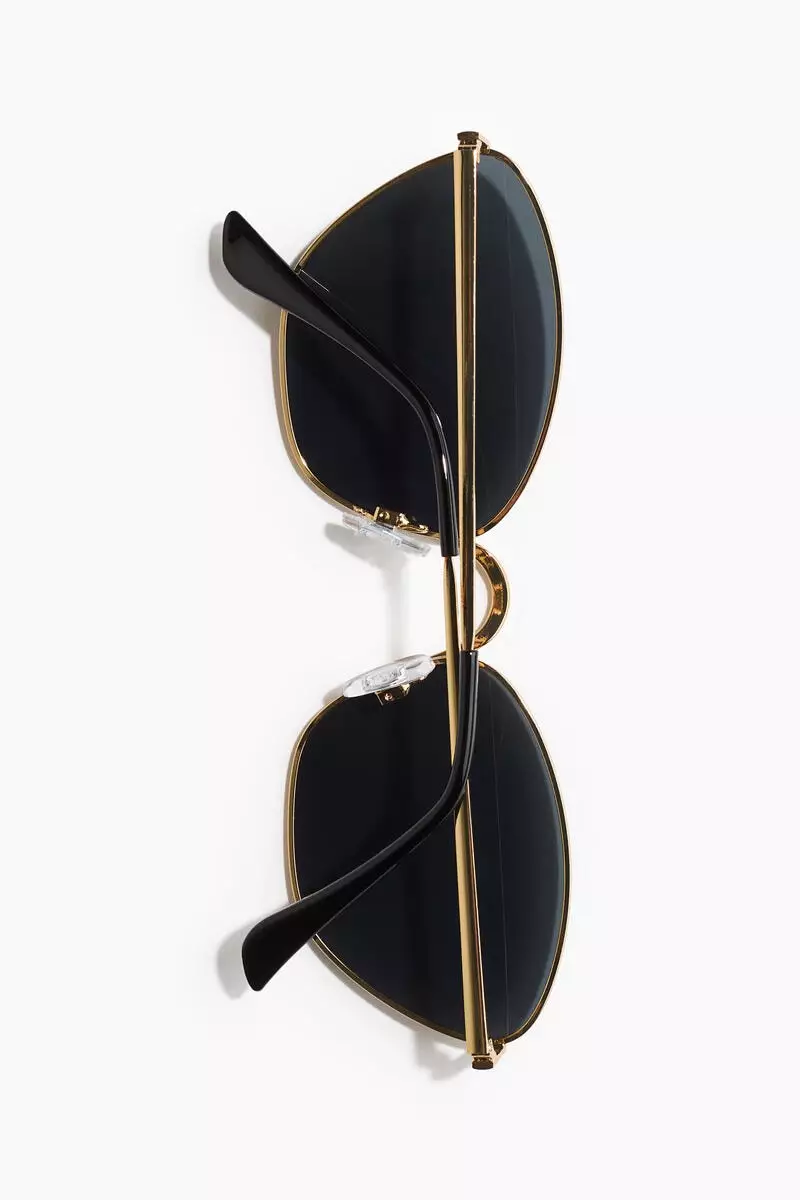 Polarised sunglasses