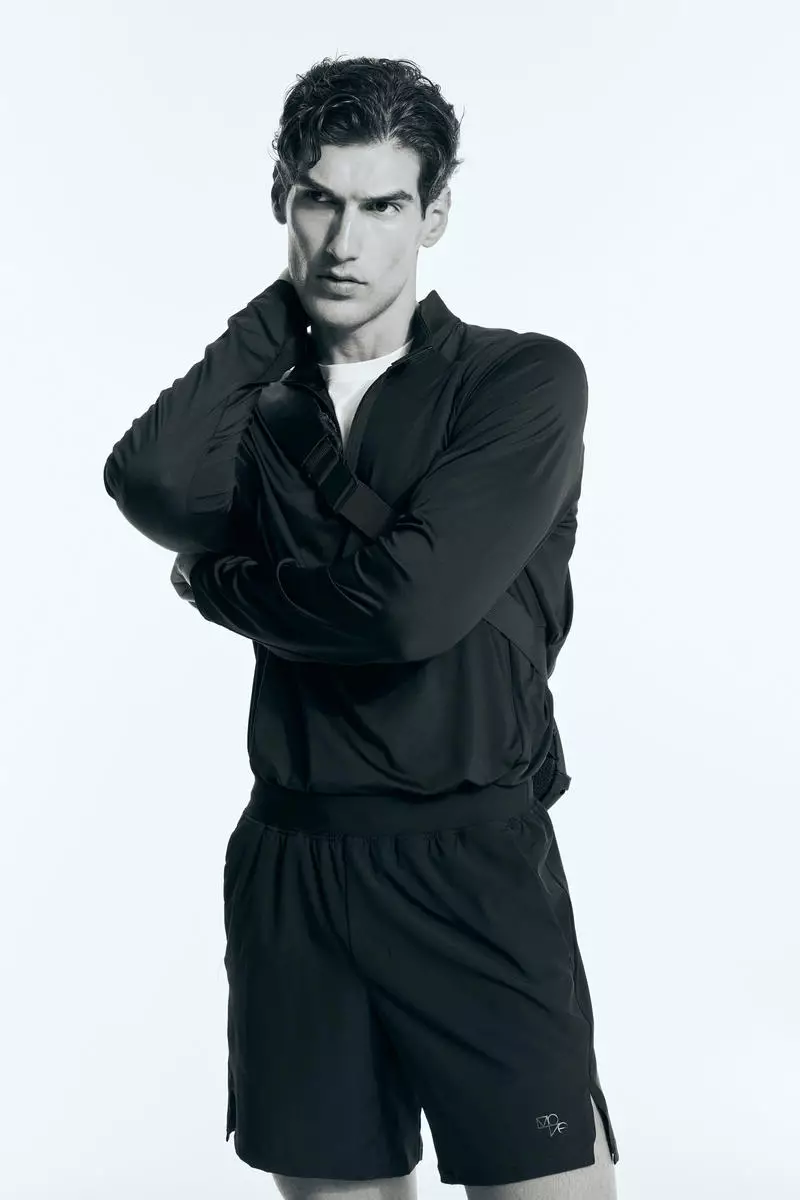 Mid-length sports shorts with DryMove™