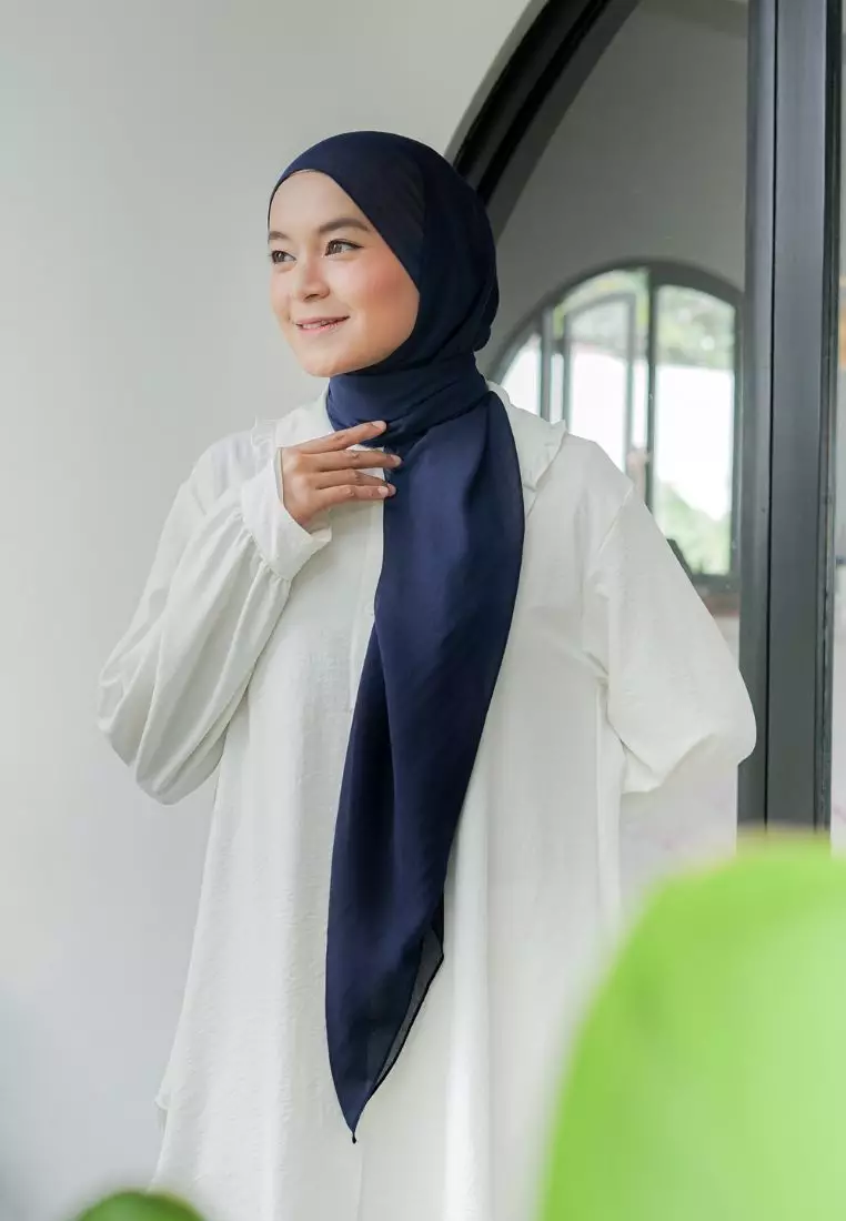 Pasmina Voal Gucci Jahit Tepi Navy