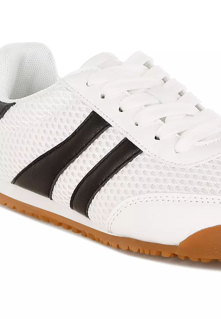 Sepatu Kets Bertali Bergaris Kasual Warna Putih